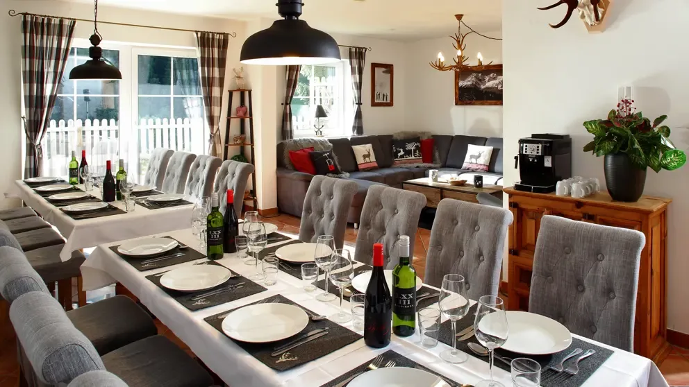 Chalet Fauner A dining area and lounge