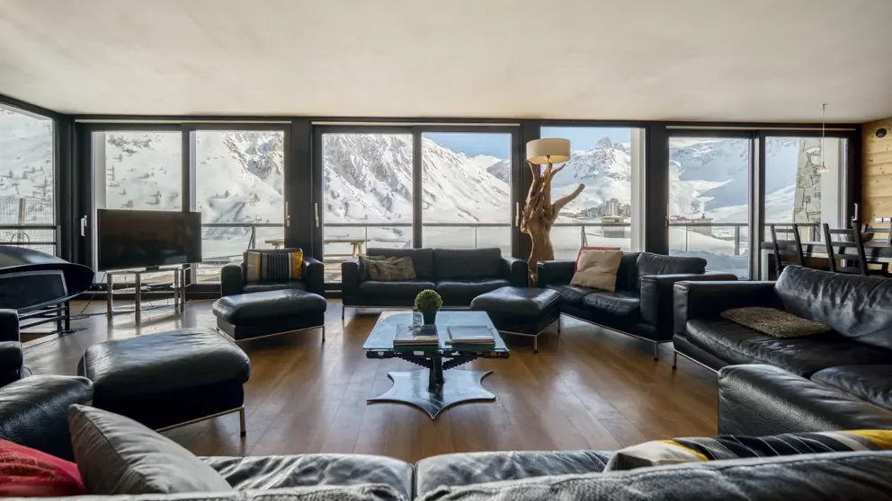 Chalet Arktic lounge with mountain views